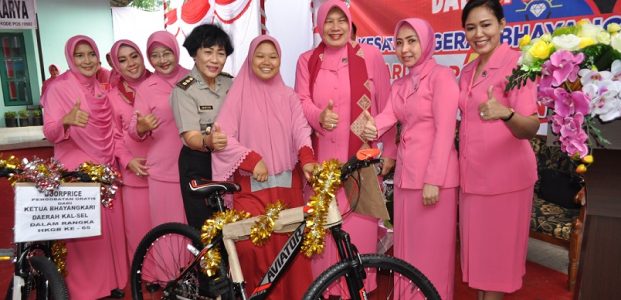 Ketua Bhayangkari Kalsel Kasih Doorprize Sepeda Untuk Warga