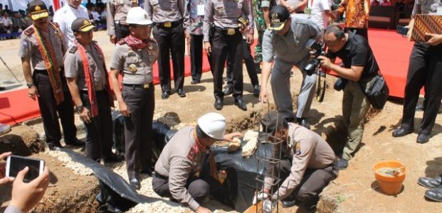 Kabaharkam Polri Letakkan Batu Pertama Pembangunan Rukan Bhabinkamtibmas Balangan Kabaharkam Polri Letakkan Batu Pertama Pembangunan Rukan Bhabinkamtibmas Balangan