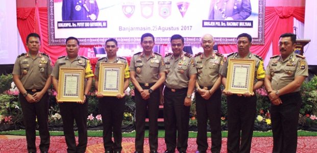 3 Bhabinkamtibmas Terbaik Polda Kalsel Dapat Penghargaan Dari Kapolri 3 Bhabinkamtibmas Terbaik Polda Kalsel Dapat Penghargaan Dari Kapolri