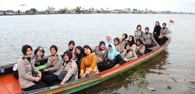 Polwan Polres Batola Naik Kelotok Susuri Sungai Wilayah Pesisir, Santuni Lansia Kurang Mampu